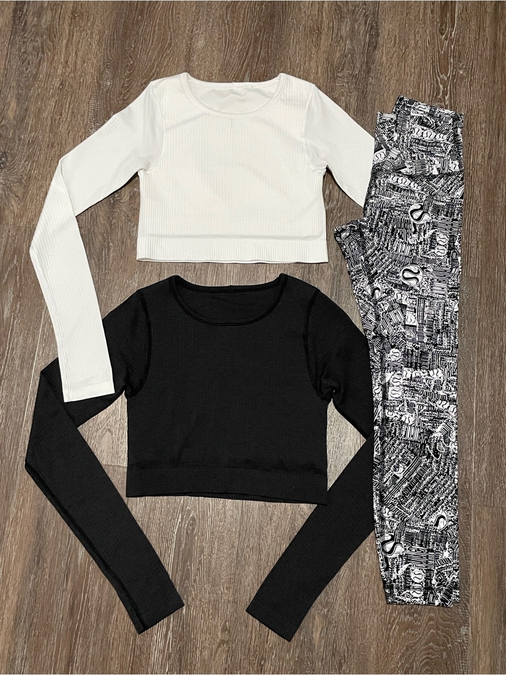Like New Lululemon Matching Black/White Bundle. Size 4